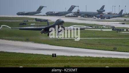 Un U.S. Air Force B-1 Lancer strategica di bombardieri pesanti aereo decolla dalla pista di Anderson Air Force Base di Agosto 17, 2016 in Yigo, Guam. Foto Stock