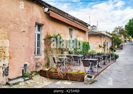 Rusty donna di noleggio al di fuori di un cafe nella cittadella di Blaye (Citadelle de Vauban), Blaye, Gironde department, Nouvelle-Aquitaine, sud-ovest della Francia Foto Stock