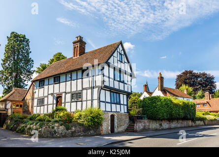 Pittoresca strada storica in bianco e nero in legno White Hart Cottage in Compton, un villaggio vicino a Guildford, Surrey, sud-est dell'Inghilterra, Regno Unito Foto Stock