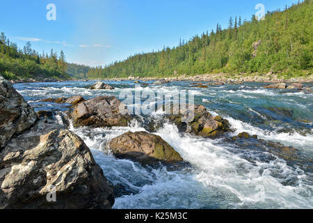 Rapids nel sito della Polar Urali. La soglia su un fiume del Nord. Foto Stock