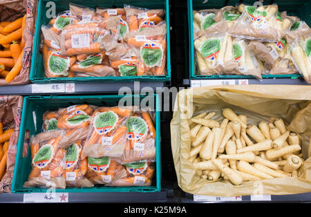 Carote e pastinaca nel supermercato Tesco. Regno Unito Foto Stock