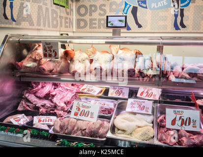 Suini capi, alette, zampetto, trippa e pollo in piedi Kirkgate mercato coperto a Leeds, nello Yorkshire, Inghilterra, Regno Unito Foto Stock