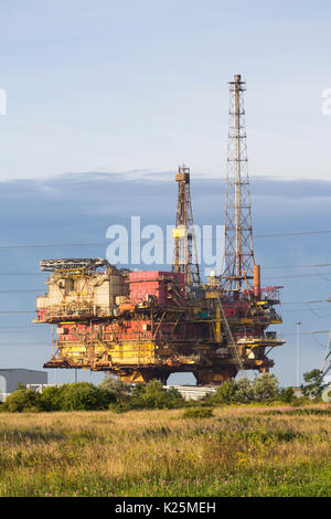 I 130 metri di altezza, 24.000 t Brent Delta fesa piattaforma petrolifera essendo riciclata in grado DEL REGNO UNITO porta Seaton sito vicino a Hartlepool, Regno Unito Foto Stock