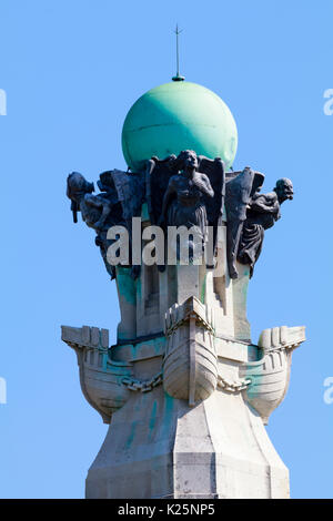 Figureheads e sculture in barca sull'apice della Plymouth Naval War Memorial a Plymouth Hoe. Verdigris è la colorazione della muratura. Foto Stock