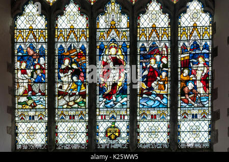 Vetro colorato nella chiesa di St Nicholas, New Romney, Kent Foto Stock