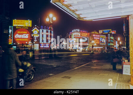 1960 Piccadilly Circus notte Street scene, nel West End di Londra Foto Stock