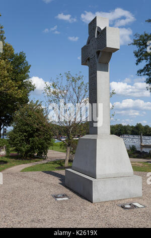 Elevata Cross Monumento alla immigrazione irlandese, del fiume Delaware, Waterfront, Bristol, PA Foto Stock