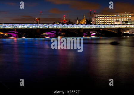 Blackfriars Bridge di notte. I pannelli solari in tutta la stazione sono una caratteristica unica di questo rinnovato di recente stazione. Foto Stock