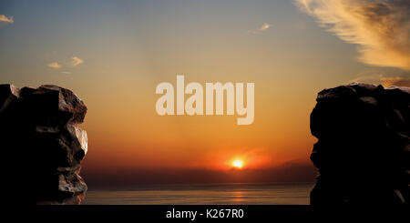 Rocce sul mare calmo e sfondo cielo al tramonto. 3d illustrazione Foto Stock