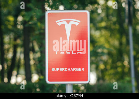 KATOWICE, Polonia - 26 agosto 2017: Tesla Supercharger logo in Orlen Gas Station, Katowice. Tesla Motors si sviluppa la rete di stazioni di ricarica acr Foto Stock