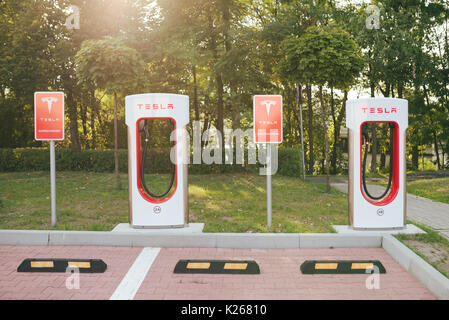 KATOWICE, Polonia - 26 agosto 2017: Tesla Supercharger stazione in Orlen Gas Station, Katowice. Tesla Motors si sviluppa la rete di stazioni di ricarica Foto Stock