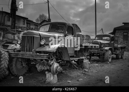Vecchio-sovietica effettuate carrello parcheggiato in Mestia, l'insediamento principale della Georgia regione Svaneti Foto Stock
