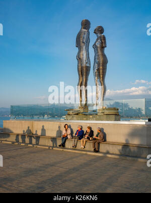 Lo spostamento delle statue di metallo di Ali e Nino da Tamara Kvesitadze a Batumi, Georgia Foto Stock
