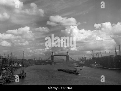 AJAXNETPHOTO. 8° agosto 1934. Londra, Inghilterra. - Spedizione nella piscina di Londra con il TOWER BRIDGE distanti. Foto:T.J.SPOONER COLL/AJAX VINTAGE PICTURE LIBRARY REF; TJS193408 6 Foto Stock