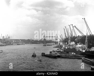 AJAXNETPHOTO. 30 settembre, 1934. Londra, Inghilterra. - Spedizione nella piscina di Londra con il TOWER BRIDGE distanti. Foto:T.J.SPOONER COLL/AJAX VINTAGE PICTURE LIBRARY REF;TJS193409 5 Foto Stock