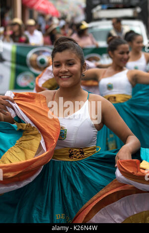 Giugno 17, 2017 Pujili, Ecuador: indigeni ballerino femmina in stile coloniale abito presso il Corpus Christi parata annuale Foto Stock