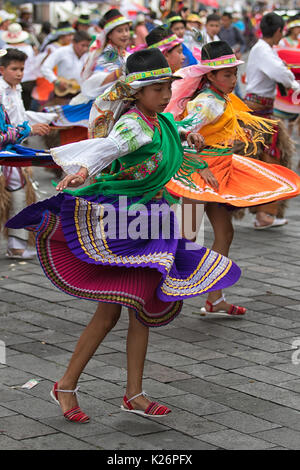 Giugno 17, 2017 Pujili, Ecuador: femmina danzatori vestiti in abiti tradizionali in movimento con il Corpus Christi parata annuale Foto Stock