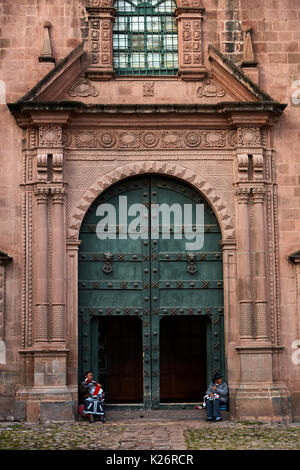 I boliviani in corrispondenza della porta di Iglesia del Triunfo (costruito 1536), attaccato alla cattedrale di Cusco, Plaza de Armas, Cusco, Perù, Sud America Foto Stock