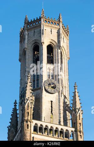 La torre campanaria, aka belfort, di Bruges, il campanile medievale nel centro storico di Bruges, Belgio. Vista ravvicinata della parte superiore. Foto Stock