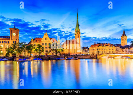 Zurigo, Svizzera. Vista del centro storico della città con la famosa Chiesa di Fraumuenster, sul fiume Limmat. Foto Stock