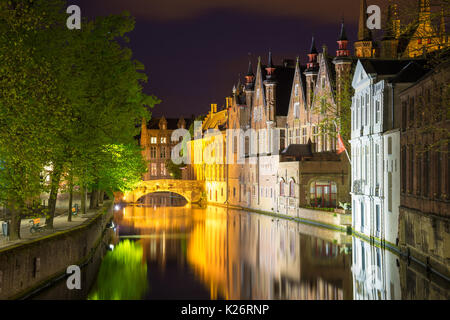 Vista notturna della città di Bruges, Belgio, nightshot di brugge canali, tradizionale architettura Belgio Foto Stock