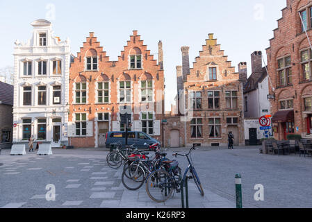 Bruges, Belgio - 15 aprile 2017: le biciclette su una vecchia strada di ciottoli. multicolore di tradizionali case belga di Bruges. Foto Stock