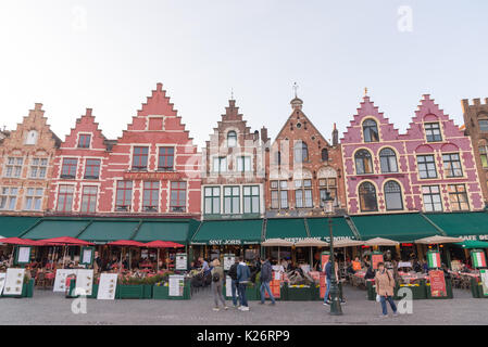 Bruges, Belgio - 15 aprile 2017: stile medievale e i negozi e i ristoranti che circondano la piazza del mercato - Grote Markt di Bruges, Belgio. luogo di mercato è f Foto Stock