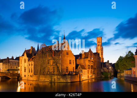 Bruges, Belgio - 18 Aprile 2017: il dock del Rosario, Rozenhoedkaai, con la torre Belfry - Belfort di notte, Bruges, Belgio Foto Stock