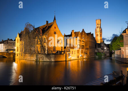 Bruges, Belgio - 18 Aprile 2017: il dock del Rosario, Rozenhoedkaai, con la torre Belfry - Belfort di notte, Bruges, Belgio Foto Stock