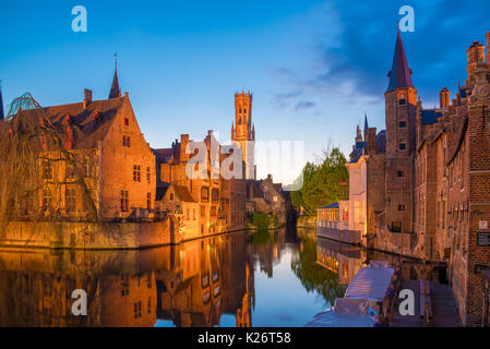 Bruges, Belgio - 18 Aprile 2017: il dock del Rosario, Rozenhoedkaai, con la torre Belfry - Belfort di notte, Bruges, Belgio Foto Stock