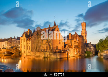 Bruges, Belgio - 18 Aprile 2017: il dock del Rosario, Rozenhoedkaai, con la torre Belfry - Belfort di notte, Bruges, Belgio Foto Stock