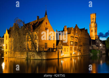 Bruges, Belgio - 18 Aprile 2017: il dock del Rosario, Rozenhoedkaai, con la torre Belfry - Belfort di notte, Bruges, Belgio Foto Stock