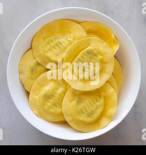 Ricotta e spinaci in pasta. Foto Stock