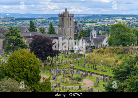 STRILING - REGNO UNITO - Agosto 9, 2017 - Vista del cimitero vicino Castello di Stirling in Scozia con alcuni turisti in visita a esso Foto Stock