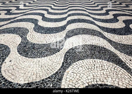 Pavimento in mosaico in bianco e nero, pavimentazione ondulata, Piazza Rossio, Lisbona, Portogallo Foto Stock