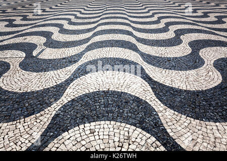 Pavimento in mosaico in bianco e nero, pavimentazione ondulata, Piazza Rossio, Lisbona, Portogallo Foto Stock