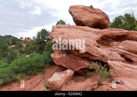 Pietra arenaria rossa roccia affiorante lungo il sentiero escursionistico al Giardino degli Dei national monumento naturale a Colorado Springs colorado Foto Stock