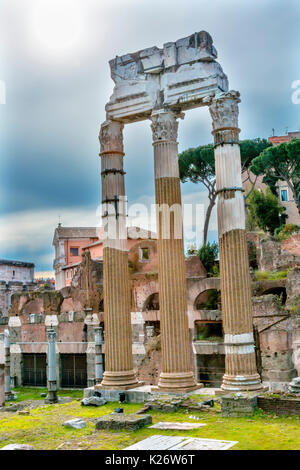 Tempio di Vespasiano e Tito colonne corinzie Foro Romano Roma Italia. Tempio creato nel 79 D.C. dall'Imperatore Tito, finito da Imperatore Vespacian Foto Stock