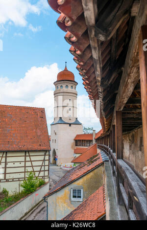 Vecchie mura della città e la torre, Nördlingen, Baviera, Germania Foto Stock