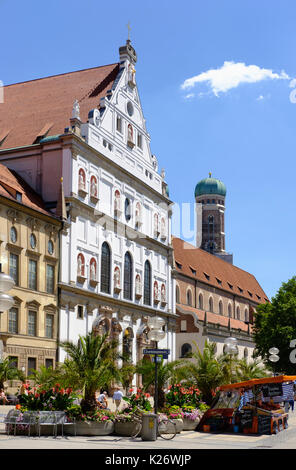 Michaelskirche la chiesa e la torre della cattedrale, zona pedonale, Neuhauser Straße, città vecchia, Monaco di Baviera, Baviera, Baviera Foto Stock