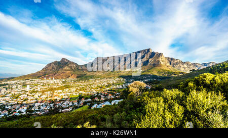 Tramonto sul Cape Town, Table Mountain Devils Peak, Lions Head e i dodici Apostoli. Visto dalla strada di Signal Hill a Città del Capo, Sud un Foto Stock