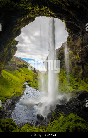 Kvernufoss cascata nella regione meridionale di Islanda Foto Stock