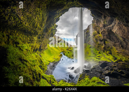 Kvernufoss cascata nella regione meridionale di Islanda Foto Stock