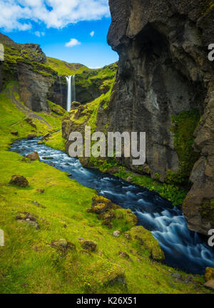 Kvernufoss cascata nella regione meridionale di Islanda Foto Stock