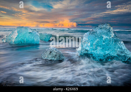 Jökulsárlón è un grande lago glaciale nel sud-est dell'Islanda, sul bordo del Vatnajökull Parco Nazionale. Situato in corrispondenza della testa del Breiðamerkurjökull gla Foto Stock