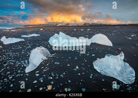 Jökulsárlón è un grande lago glaciale nel sud-est dell'Islanda, sul bordo del Vatnajökull Parco Nazionale. Situato in corrispondenza della testa del Breiðamerkurjökull gla Foto Stock