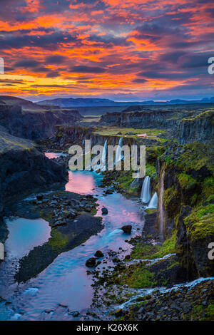 Canyon con molteplici cascate nella regione meridionale di Islanda Foto Stock