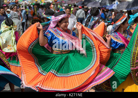 Giugno 17, 2017 Pujili, Ecuador: femmina ballerino in abbigliamento tradizionale in movimento con il Corpus Christi parata annuale Foto Stock