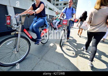 Londra, Inghilterra, Regno Unito. Persone su 'Boris Bikes" - Servizio pubblico di biciclette a noleggio, famiglia escursioni in bicicletta lungo la Riva Sud Foto Stock