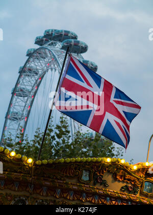 L'Unione battenti bandiera dalla London eye sulla riva sud del fiume Tamigi in Lodnon Foto Stock